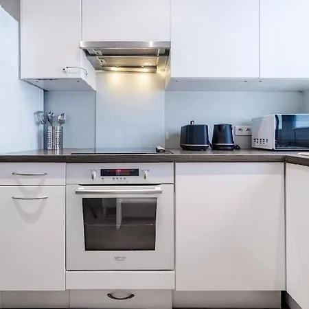 Elegant 2br Metro Close To Paris